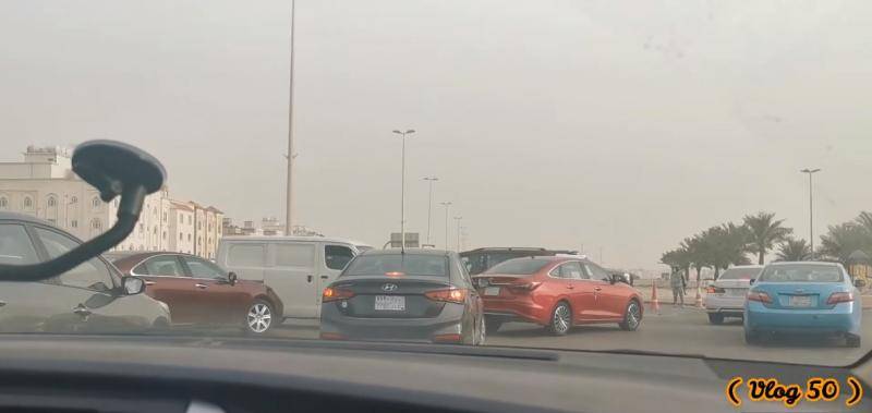 有沙特网民发布视频，显示盖提夫当地车辆已无法出城视频截图