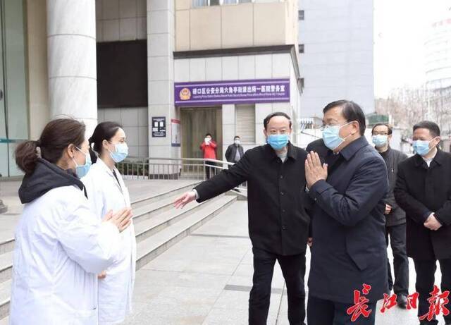 王忠林前往市第一医院，看望慰问奋战在疫情防控一线的援汉医疗队的医务工作者代表长江日报记者周超摄