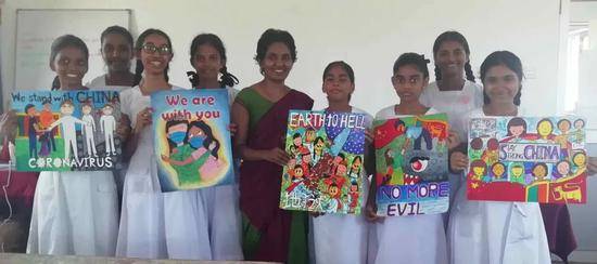 德薇女子学校师生和画作合影。中国驻斯里兰卡大使馆供图