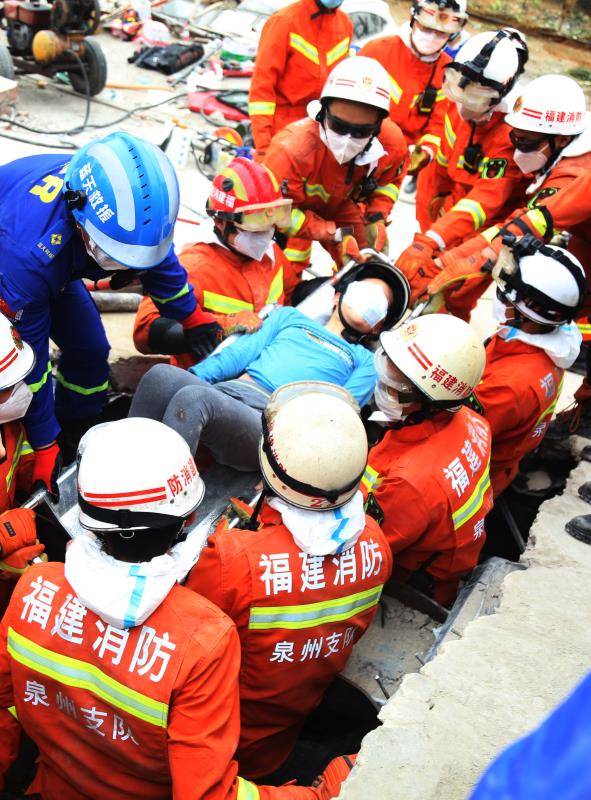 3月8日，消防救援人员从坍塌的楼体下面抬出一名被困人员。受访者供图