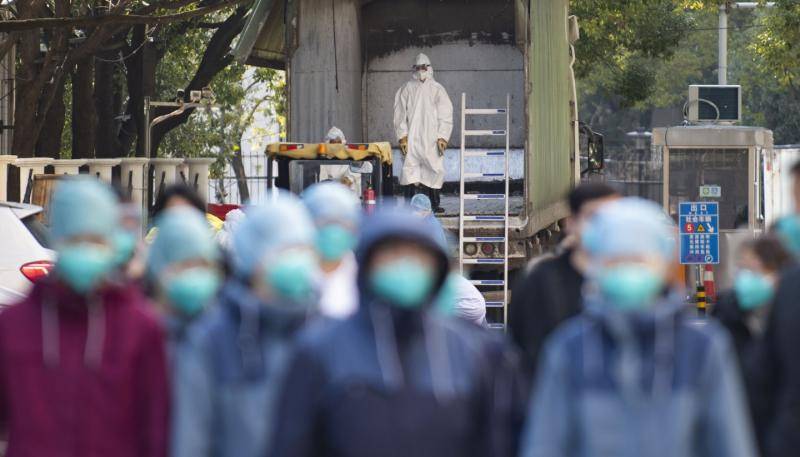 2020年2月20日，武汉协和医院西院工作人员正在将医疗废物装车。新京报记者陶冉摄