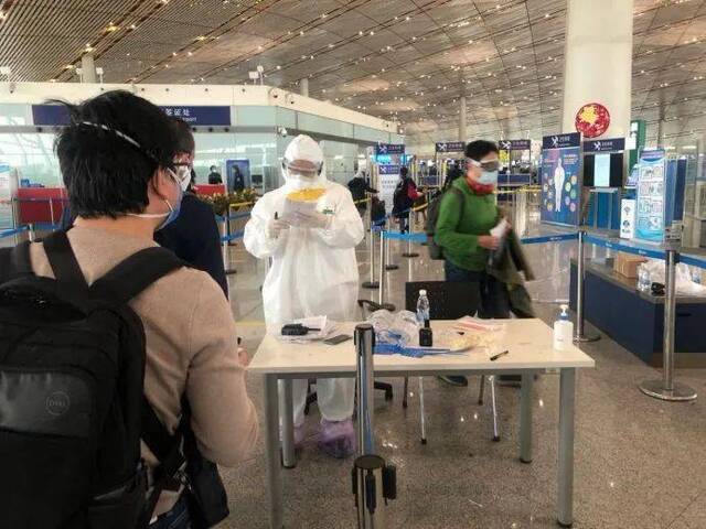 8日，首都机场T3航站楼入境大厅，乘客正在交健康申明卡。