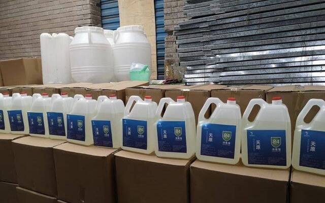 重庆警方查获9.4吨假冒伪劣消毒液，7名嫌疑人被控制