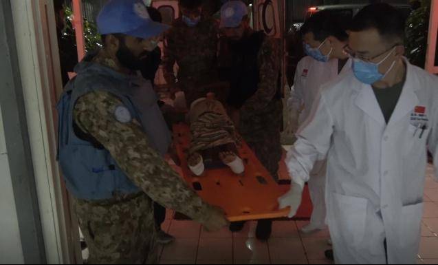 △中国医疗分队接到巴基斯坦维和分队送来的受伤女孩