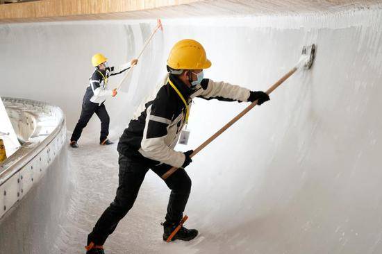 10天！国内首条雪车雪橇赛道完成制冰