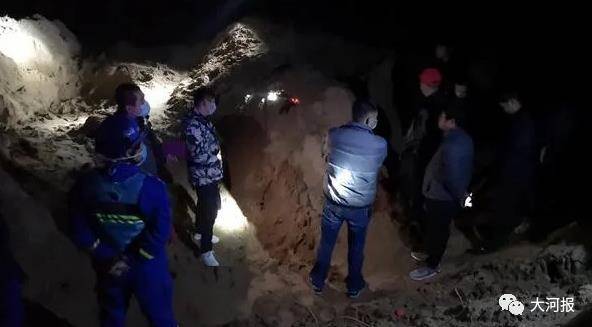 河南中牟7岁女童玩沙土时遭掩埋身亡，家人以为孩子走丢