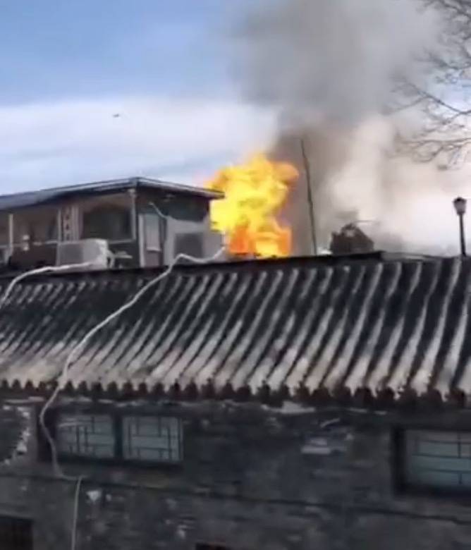 北京南锣鼓巷一饭馆煤气罐起火！幸好还没开工，无人伤亡