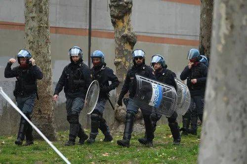  3月9日，在意大利米兰，警察在圣维托雷监狱外巡逻。新华社发
