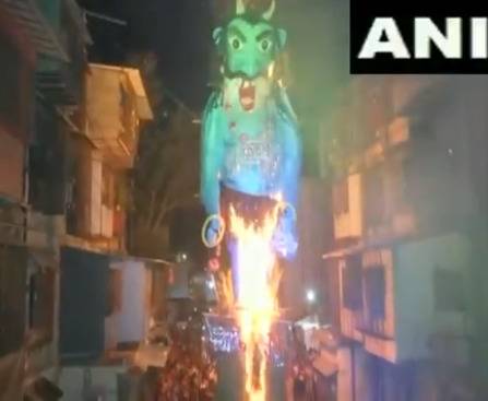 印度民众火烧“新冠病毒”塑像，希望消除病毒