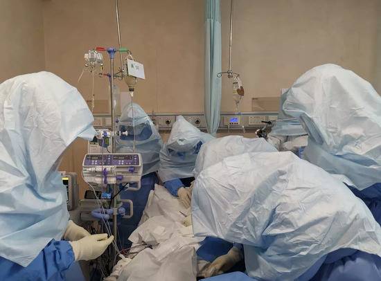 同济医院光谷院区，医生们正在抢救危重症患者。受访者供图