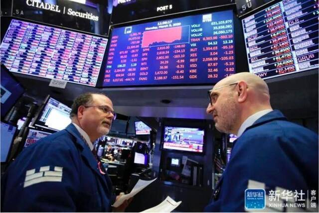 Traders work on the floor of the New York Stock Exchange（NYSE） on March 09， 2020 in New York City