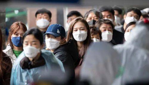 3月10日，在韩国首尔九老区，人们排队等待检测。新华社发（李相浩摄）