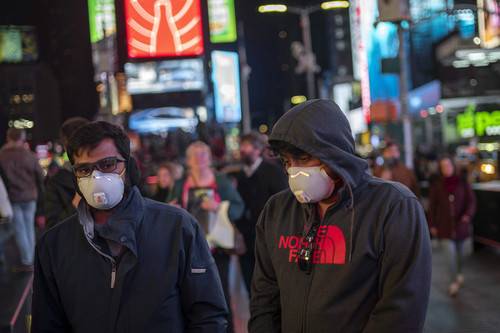 这是3月7日在美国纽约曼哈顿时报广场拍摄的戴口罩的行人。新华社记者李木子摄
