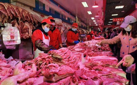 居民的猪肉消费在明显提升，进入大厅买肉的大多是居民。摄影/新京报记者陈琳