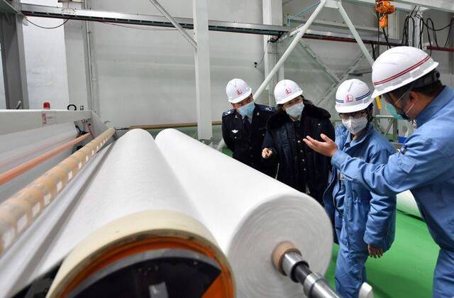 3月11日，房山区生态环境局工作人员进入燕山石化熔喷布项目生产线厂房进行现场服务。
