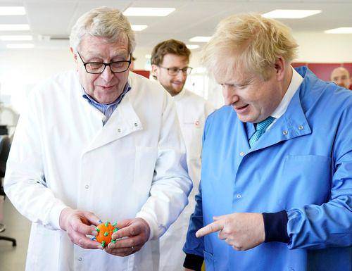  3月6日，在英国贝德福德，英国首相鲍里斯·约翰逊（右）访问一处医疗科研机构。新华社发（英国首相府供图）