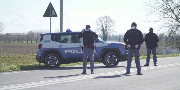 意大利警察在城郊公路巡查/路透社视频截图