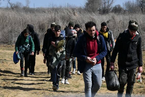  3月3日，在土耳其埃迪尔内省，非法移民走向土耳其和欧盟的边界。新华社图