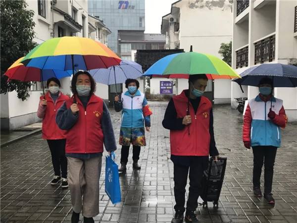 苏咏梅（左一）在小区宣传防疫知识。图片来源：文明常熟