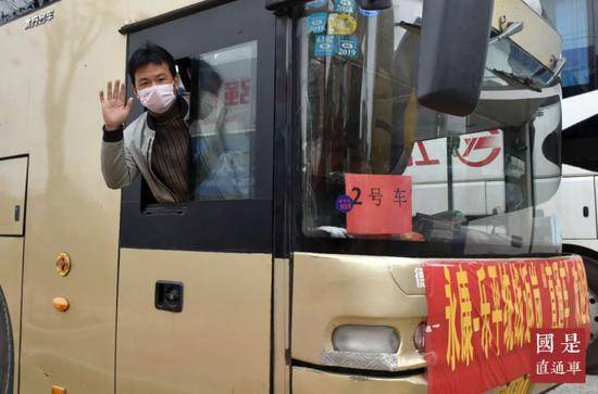 （资料图）2020年3月2日，在江西景德镇市乐平市长途汽车站，农民工返岗“直通车”开出。中新社发朱定文摄