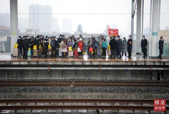 （资料图）2020年3月2日，四川眉山，农民工们在站台上等候列车。中新社记者刘忠俊摄
