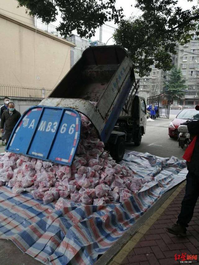 网爆“环卫车运送平价肉”的照片，来源于127小区微信群