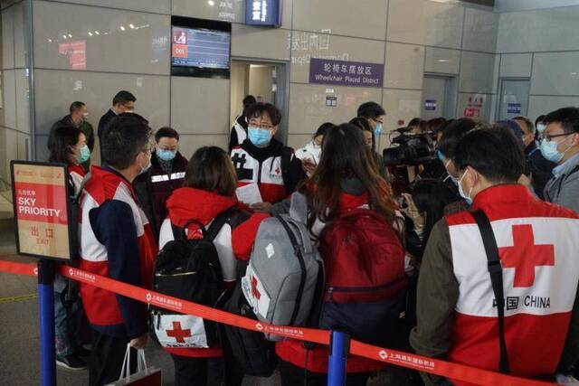 中国专家组启程赴意大利 一行9人从上海飞赴罗马
