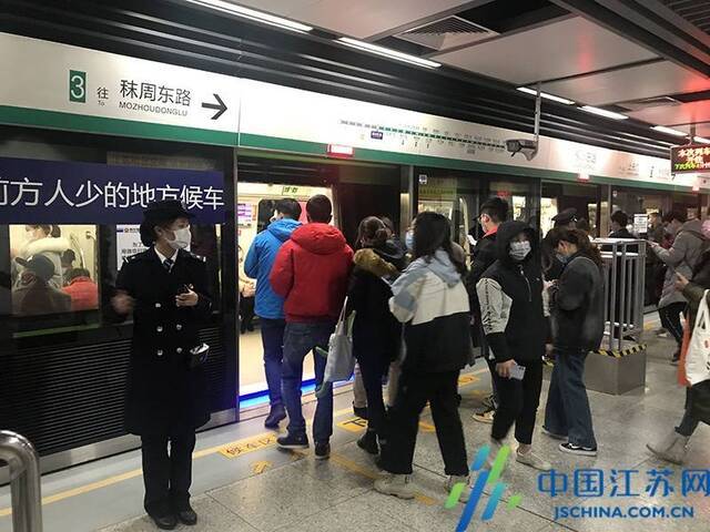 南京地铁限流车站现场：乘客排队进站有序 站内疏导有力
