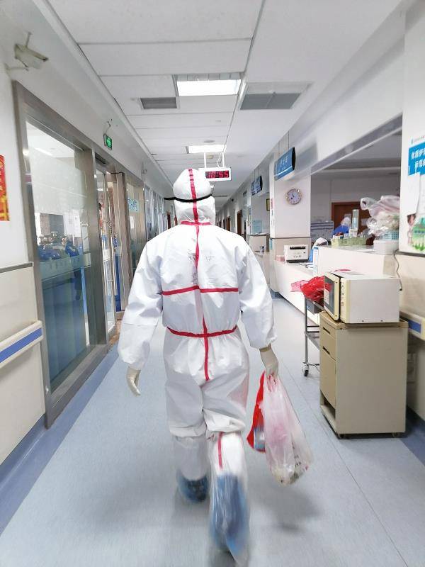 广东省中医院的医生每天拎着药袋在病房查房成为一道“风景”。