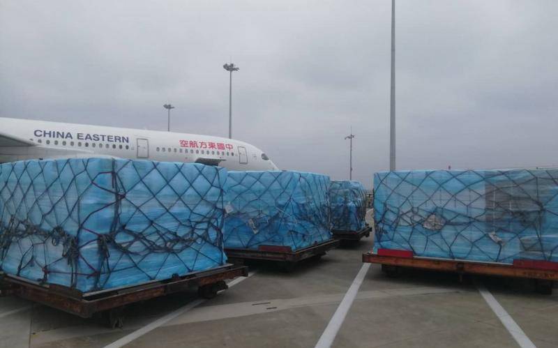 中国首班援外防疫专家组包机起飞，同时搭载9吨抗疫物资