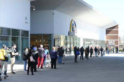 3月11日，在意大利米兰，人们因超市内限流措施在外排队等候。新华社发（达尼埃莱·马斯科洛摄）
