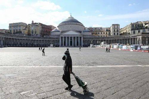 3月10日，在意大利那不勒斯，一名行人戴口罩出行。新华社/法新