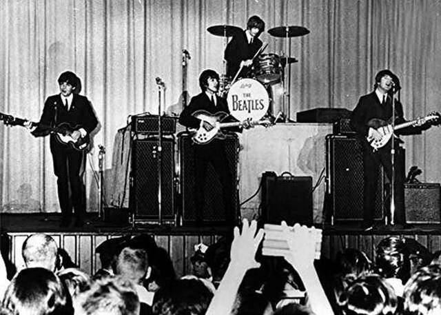 英国殿堂级乐队披头士（The Beatles）首演木制舞台拍卖估价2万美元