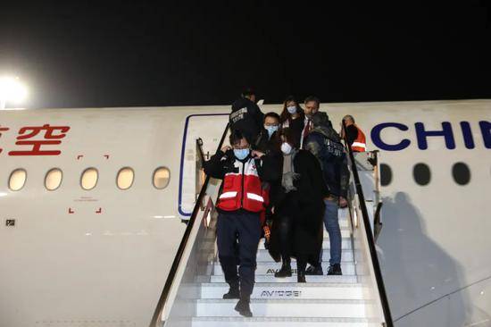 3月12日，在意大利首都罗马，中国医疗专家组一行9人抵达菲乌米奇诺机场。新华社记者程婷婷摄