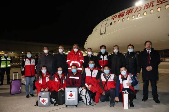  3月12日，驻意大利大使李军华、意红十字会主席罗卡及意卫生部、外交部官员在机场迎接中国医疗专家组成员。新华社记者程婷婷摄