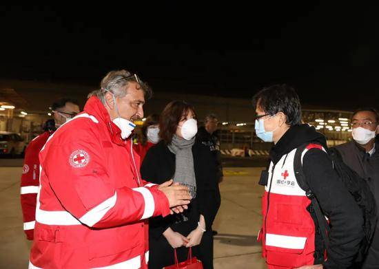  3月12日，在罗马，意大利红十字会主席罗卡（左）向中国医疗专家组表达感谢。新华社记者程婷婷摄