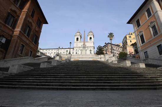 这是3月12日在罗马拍摄的空无一人的西班牙阶梯。新华社发