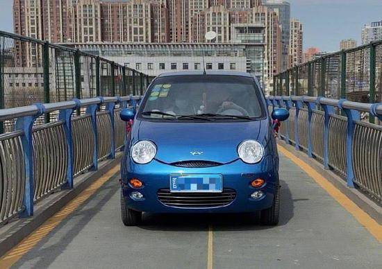 北京又有小轿车开上过街天桥！事发海淀清河，警方已开展调查
