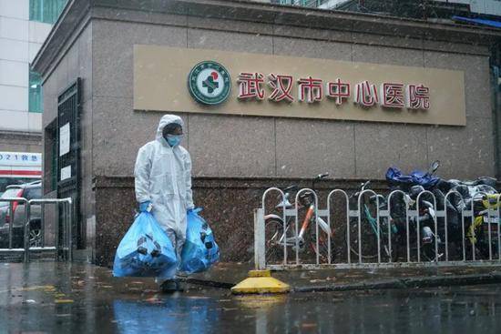 2020年2月15日，武汉市中心医院南京路院区收到被征用为新冠肺炎定点医院的通知后，医护人员冒着雪将医院里的物品搬离。（中青报·中青网见习记者李强/摄）