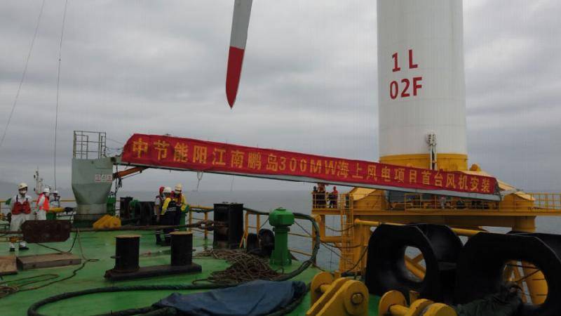 中国节能阳江海上风电项目首台风机吊装成功