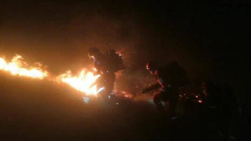 云南昆明东川区阿旺镇发生山火 明火已扑灭 进入余火清理阶段