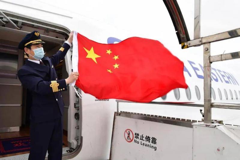 △中国援意医疗组携物资乘坐东航包机自上海出发