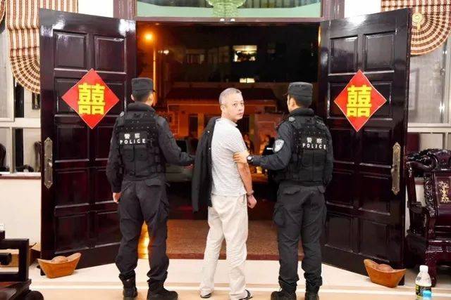 黄鸿发被捕。