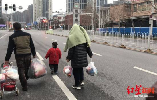 ▲3月3日，华南海鲜市场进行消杀，老顾一家四口离开，他们四人在市场住了43天。图片来源：红星新闻