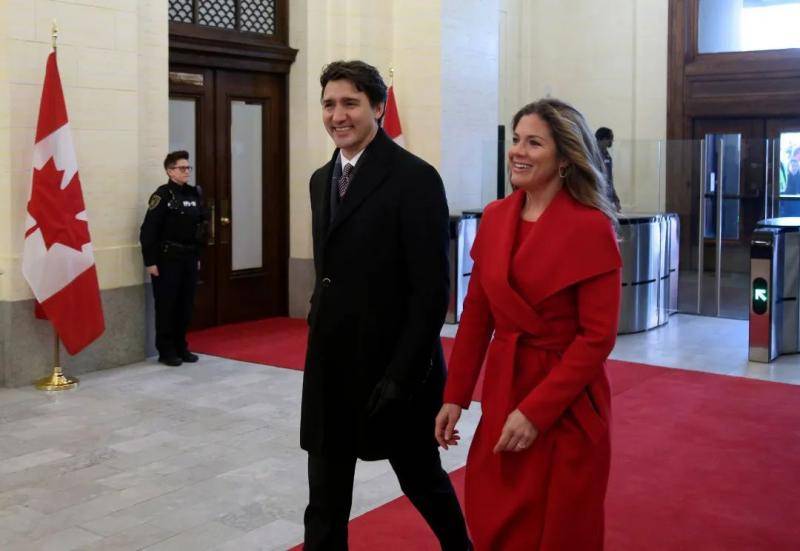 资料图：加拿大总理特鲁多与妻子苏菲，后者的新冠病毒检测结果呈阳性图自新华社