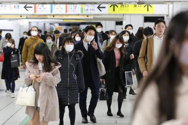 ▲2020年3月5日，在日本东京新宿车站，部分乘客戴口罩出行。新华社记者杜潇逸摄