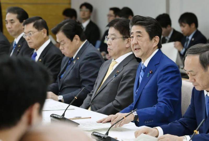 ▲2020年2月27日，在日本东京，日本首相安倍晋三（右二）要求全国中小学从3月2日起临时停课。新华社/共同社