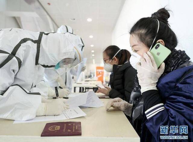 ▲3月7日，海关关员在北京首都国际机场T2航站楼对乘客进行前置医学排查。（新华社记者陈建力摄）