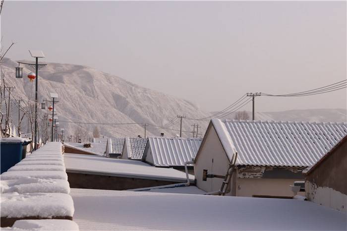 镜头  春雪润古驿