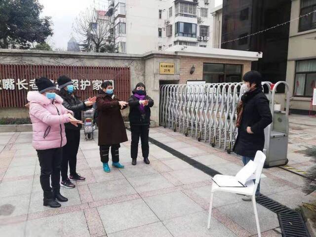 无法自理的老人缺护理怎么办？上海这些社区养老机构提供刚需服务